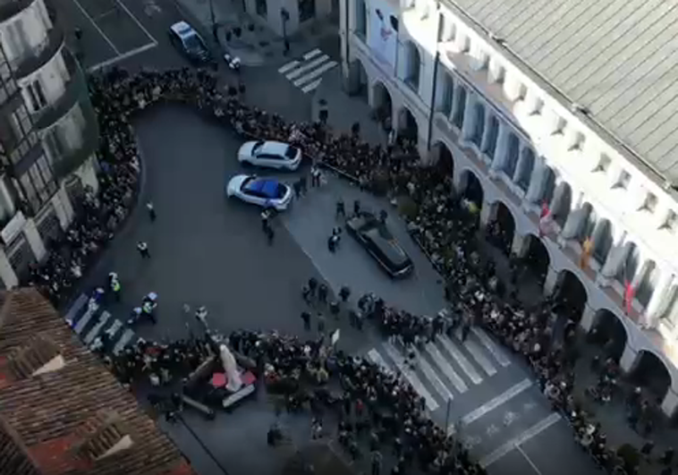 El coche fúnebre con los restos de Concha Velasco, detenido frente al Teatro Calderón, donde se le brindó un homenaje.