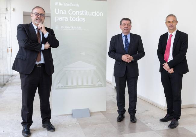 El catedrático Fernando Rey, el consejero Luis Miguel González Gago, y el rector Ricardo Rivero, antes del inicio de la jornada 'Una Constitución para todos'.