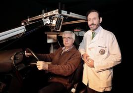 El ingeniero de la UVA, Alberto Mansilla Gallo y el director del IOBA, Miguel Maldonado, en el simulador del interior de un coche.