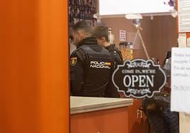 Agentes de la Policía Nacional, en la casa de apuestas tras detener al hombre que atracó el locutorio de la calle Aurora.