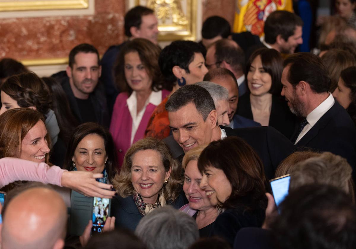 Pedro Sánchez, rodeado de sus ministras, en el acto en el Congreso del día de la Constitución.