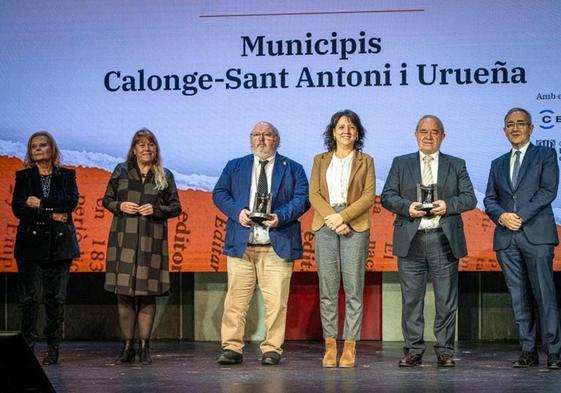 El alcalde de Urueña, segundo por la derecha, con el galardón.