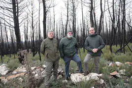 José Andrés (centro) junto a los promotores del Bosque de Cascajares, en Villardeciervos.