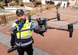 El subinspector Bravo muestra el nuevo dron en la Plaza Mayor de Valladolid.