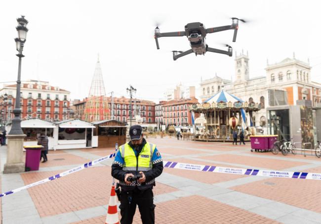 Bravo pilota uno de los cinco drones de la Policía Local en la Plaza Mayor de Valladolid.