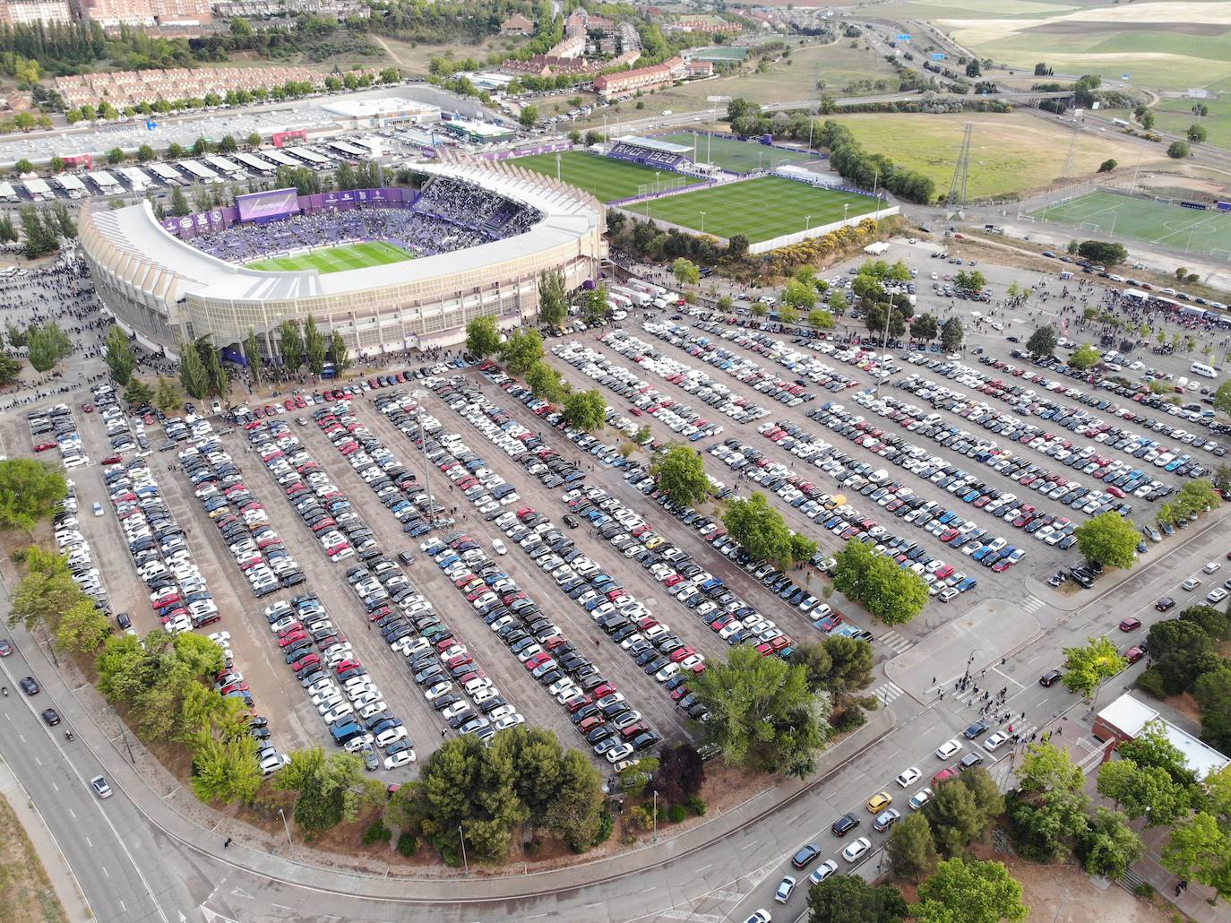 Vista aérea tomada por un dron de un partido del Real Valladolid.