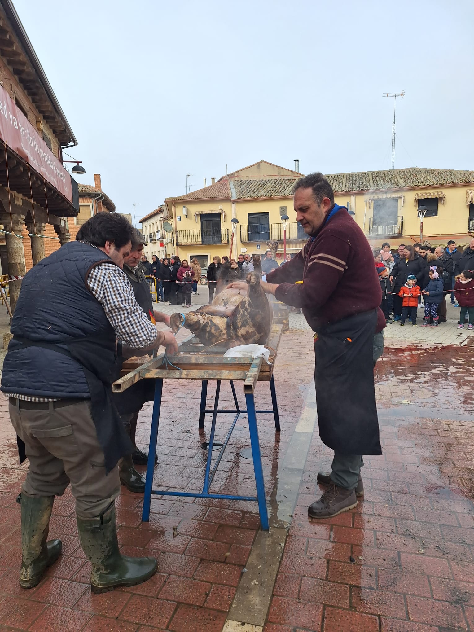 Imagen secundaria 1 - Diferentes momentos de la matanza en Villabrágima