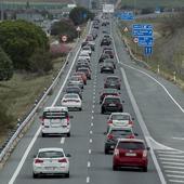 El puente arranca con retenciones de doce kilómetros en Castilla y León