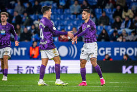 Meseguer celebra con Salazar el gol del jugador del filial en su debut con el Real Valladolid.