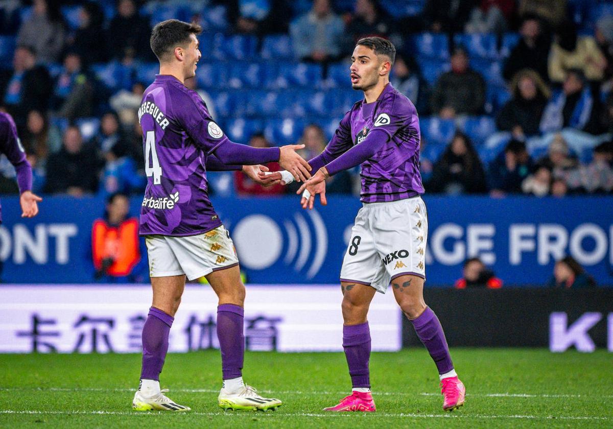 Meseguer celebra con Salazar el gol del jugador del filial en su debut con el Real Valladolid.