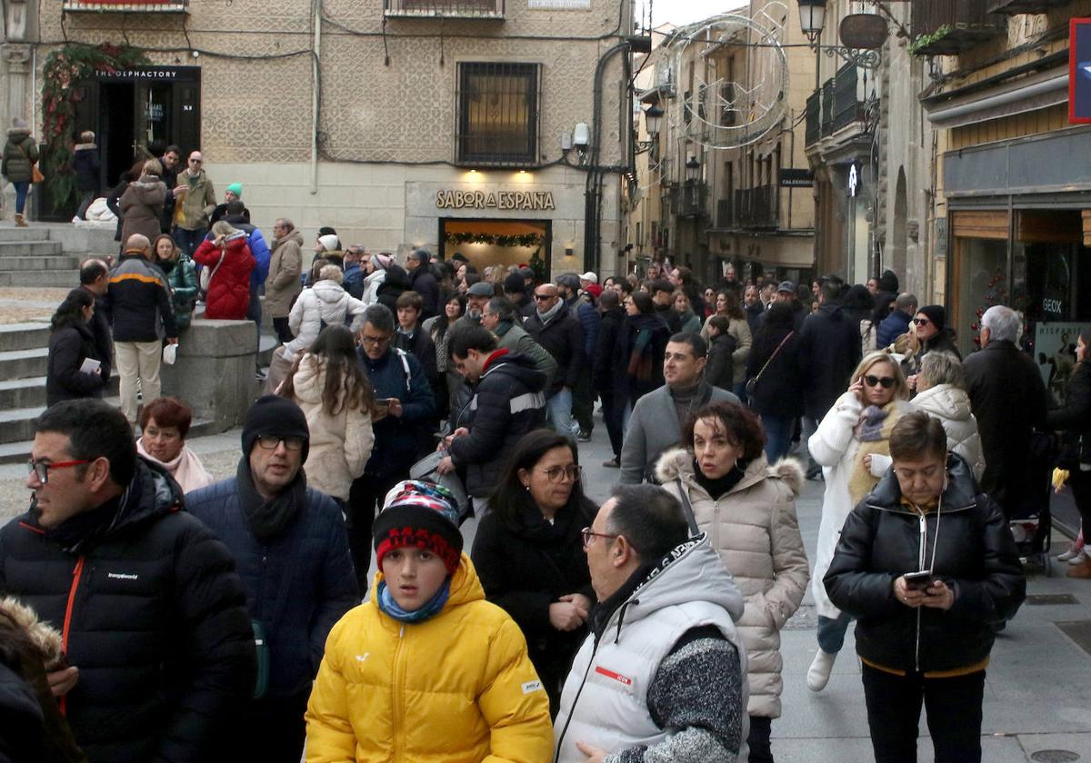 Turistas en el entorno de la iglesia de San Martín, en el centro de Segovia.