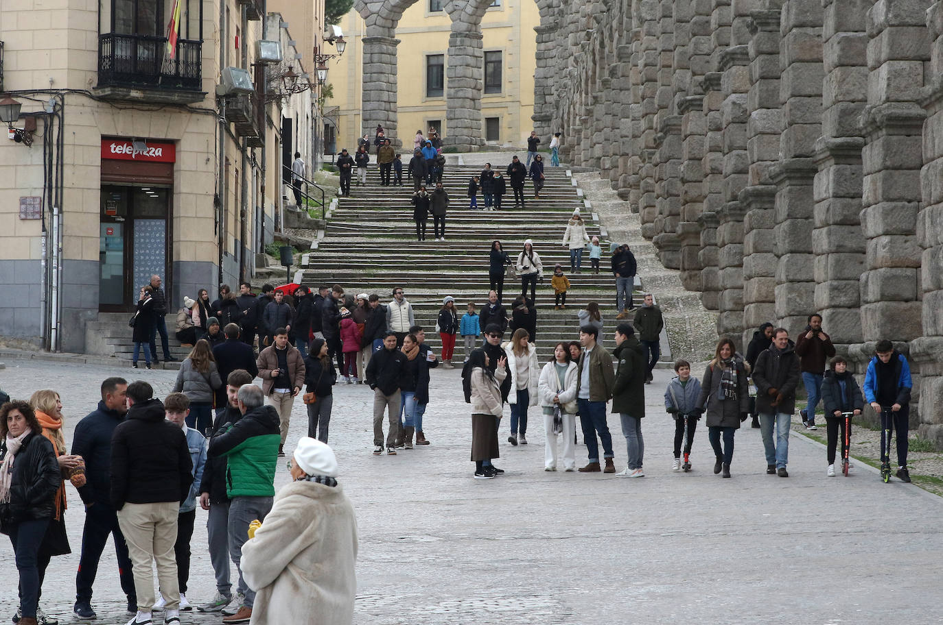 Segovia, llena de turistas durante el primer día del puente