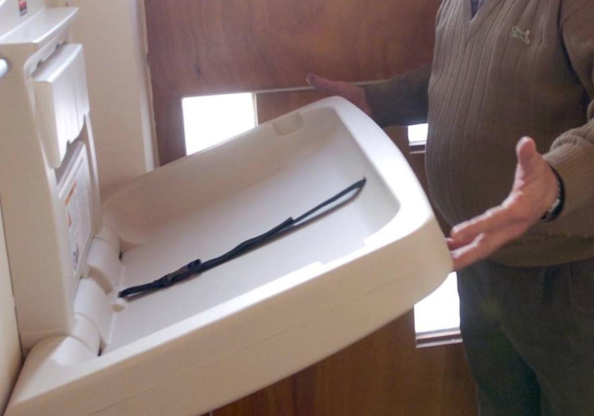 Un cambiador de pañales para bebés instalado en un edificio público.