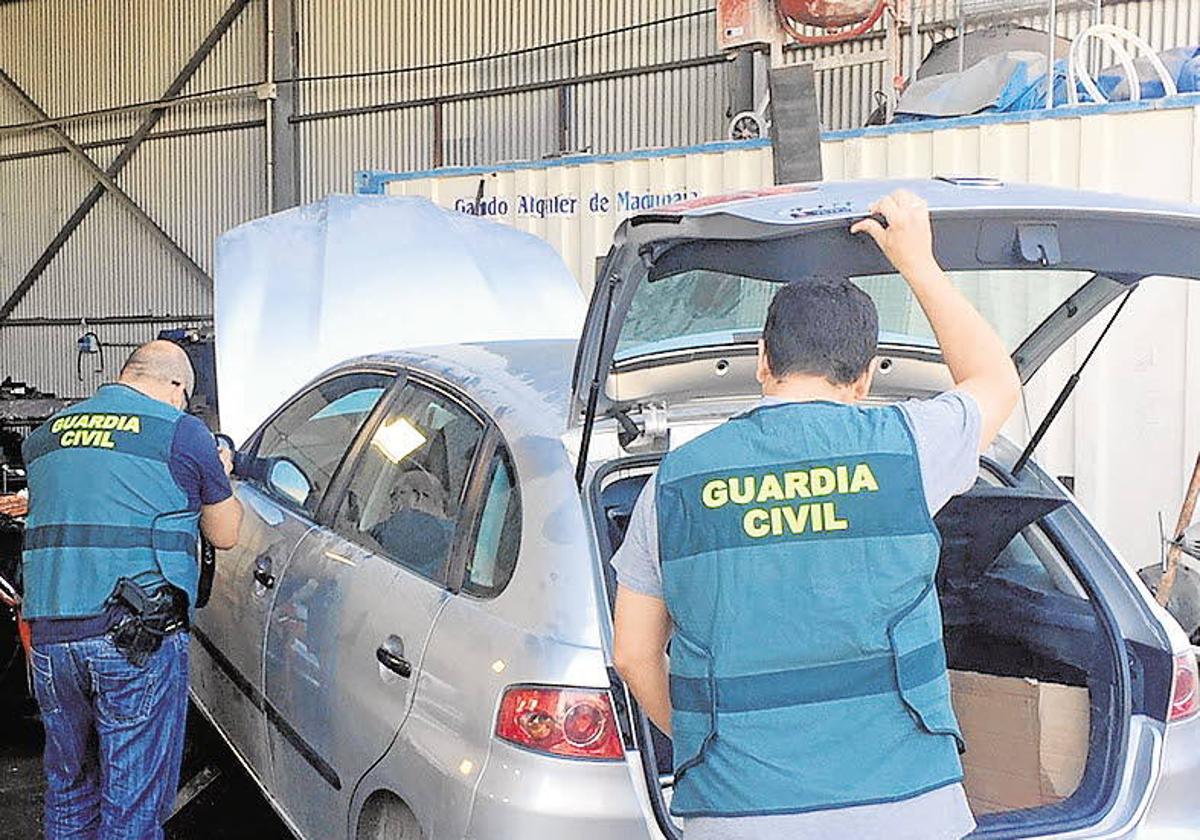 Imagen de archivo de unos agentes inspeccionando un vehículo robado tras una operación.