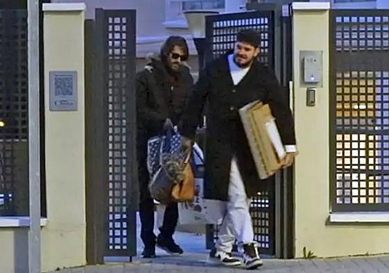 Manuel y Paco Velasco salen de la residencia en la que vivió su madre.