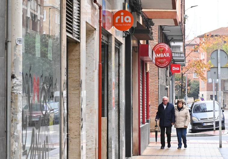 Distancia que separan a los dos locales asaltados; el del local con el letrero de 'ria' y el DIA, al fondo de la fotografía.