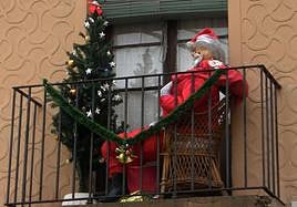 Decoración navideña en un balcón de Segovia capital.