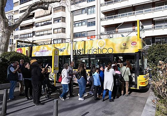 Varias personas se suben al bus turístico en una imagen de archivo.