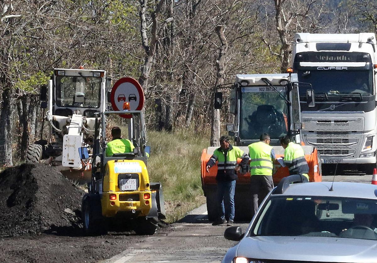 Imagen principal - Arriba, obras en la CL-601; abajo, el inicio de los trabajos de urbanización de la ampliación del Hospital General, y a la derecha, andamios y grúa en las reformas en la Residencia Asistida. 