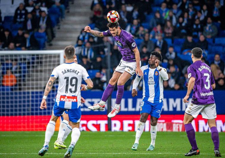 Gustavo Henrique despeja un balón de cabeza con David Torres muy cerca de la acción.