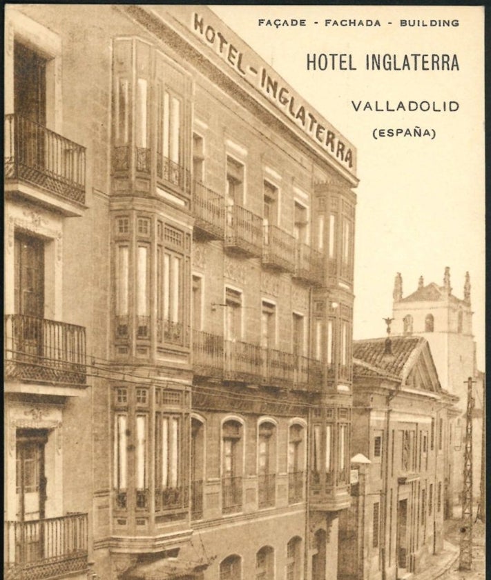 Imagen secundaria 2 - Arriba, sesión en el que le fue entregado a Benavente, sentado en el centro, el título de Hijo Adoptivo de Valladolid. Abajo, Teatro Calderón y Hotel de Inglaterra. 