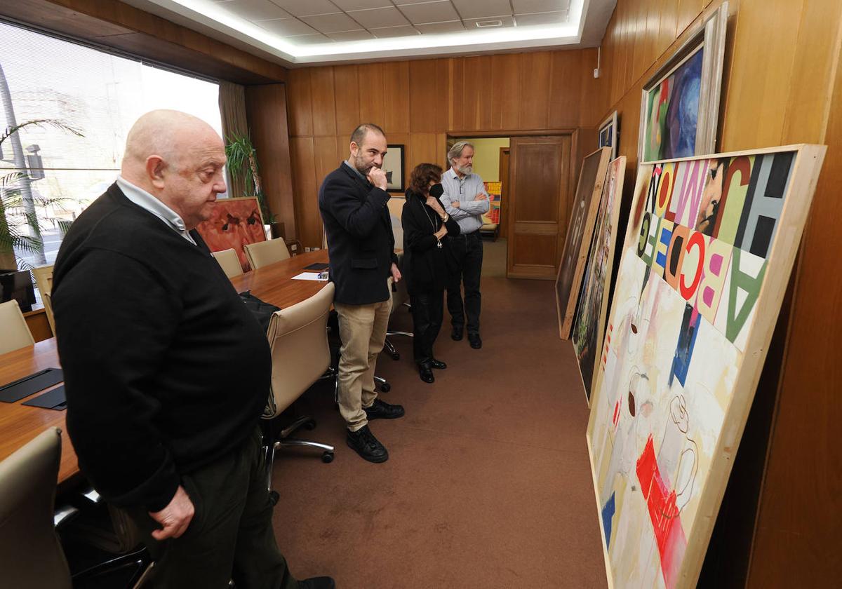 Miembros del jurado observan algunas de las obras presentadas al Certamen de Pintura Acor