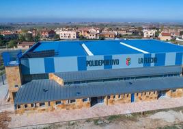 Placas solares en la cubierta del polideportivo de Trescasas.