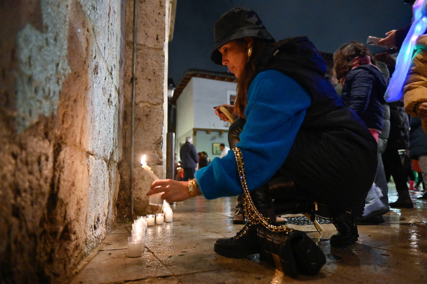 Mil velas iluminan el entorno de la iglesia de San Martín