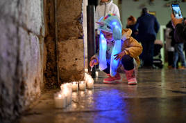 Mil velas iluminan el entorno de la iglesia de San Martín