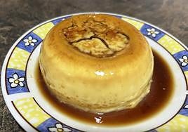 El flan de huevo rápido, rodeado de caramelo, listo para consumir.