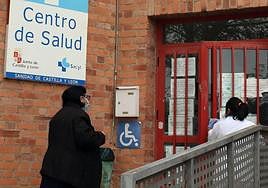 Una paciente accede a un centro de salud de Segovia.