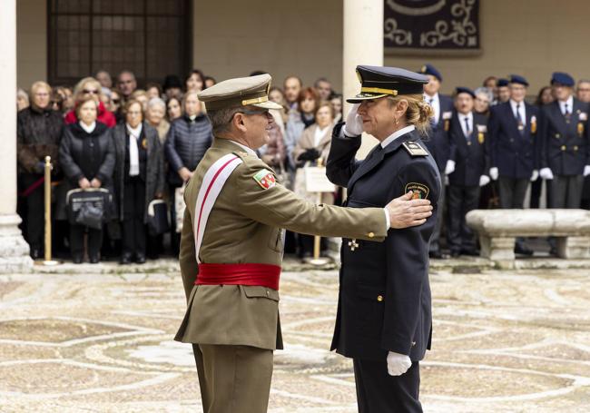 El general García del Castillo tras condecorar a la superintendente de la Policía de Valladolid, Julia Calleja.