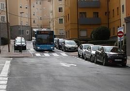 El autobús de la línea 1 entre Colón y San José baja por la calle París este viernes tras reabrirse el tráfico y recuperar la ruta habitual.