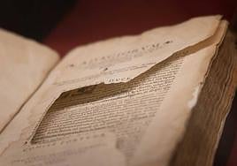 Página censurada y cortada en un ejemplar histórico de la Biblioteca de la Universidad de Valladolid.