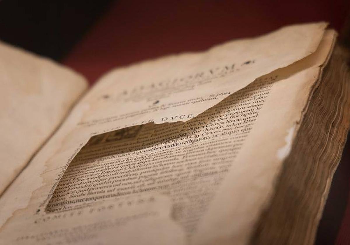 Página censurada y cortada en un ejemplar histórico de la Biblioteca de la Universidad de Valladolid.