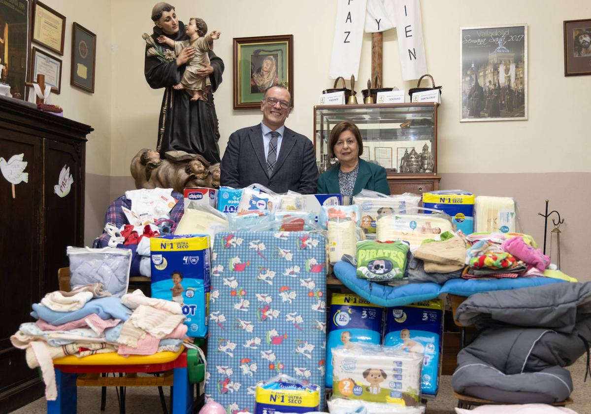 Miguel Romón, hermano ministro de la Cruz Desnuda y Mar Sabadell, presidenta de Red Madre, con donaciones de la campaña de Navidad.