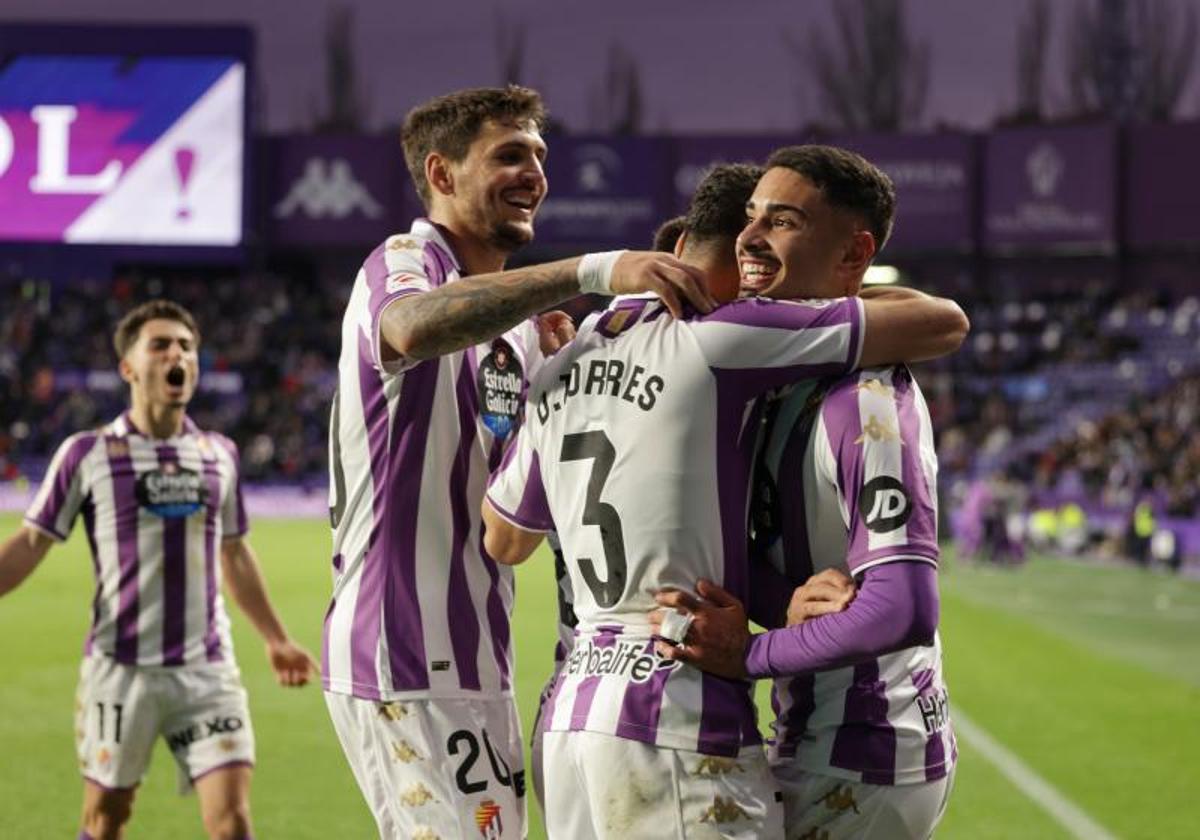 Stanko Juric (segundo por la izquierda) se une a la celebración del Real Valladolid tras el gol de Salazar (primero por la derecha).