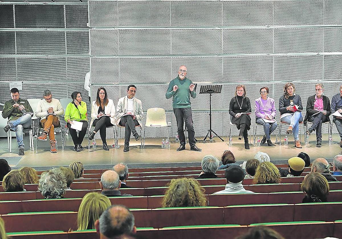 Enrique González, de pie, en la lectura de 'Don Juan Tenorio'.