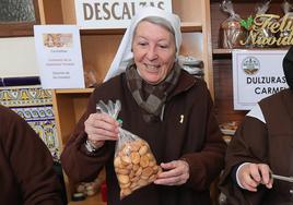 Caridad Miralles, a la izquierda, junto a la priora de las Carmelitas Descalzas de Carrión, la madre Lourdes.