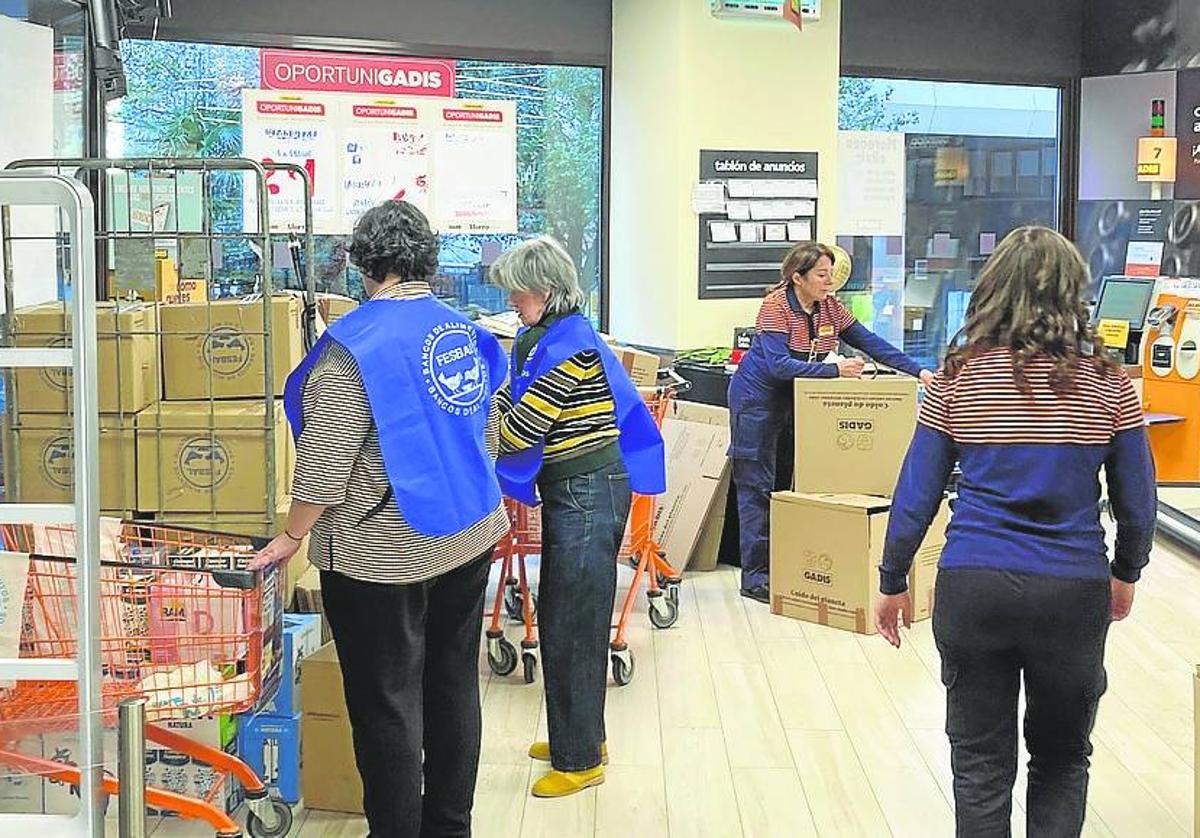 Voluntarios de Bancos de Alimentos ordenan entregas en un supermercado Gadis.