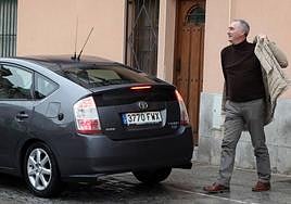 José Mazarías, alcalde de Segovia, sale de uno de los coches actuales que tiene Alcaldía.