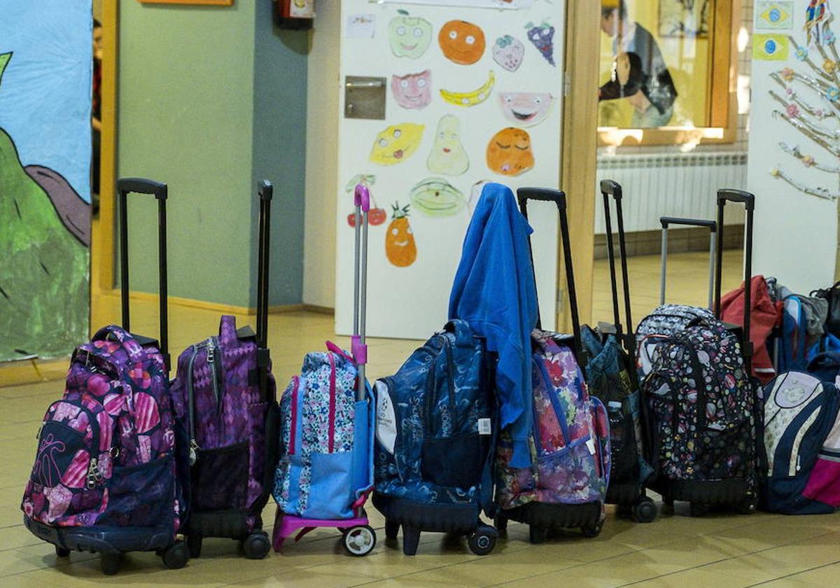 Mochilas escolares esperan a sus dueños en un colegio de la comunidad.