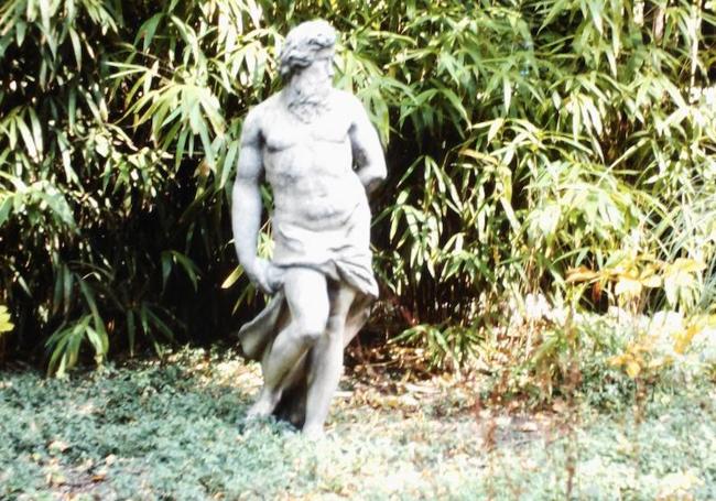 Escultura de Neptuno, de 1835 y autor anónimo, en los jardines del Campo Grande. Es la más antigua que se conserva.