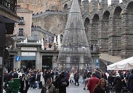 Decenas de turistas en la plaza del Azoguejo y en las escaleras del Postigo, este sábado.
