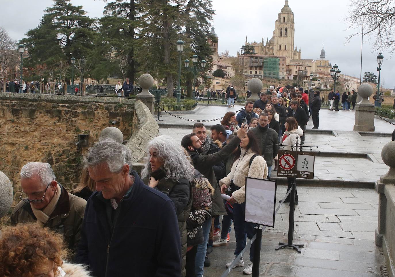 Segovia, repleta de turistas durante el puente