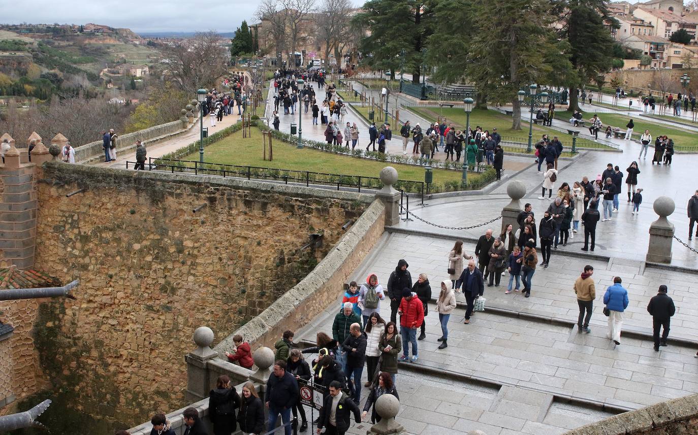 Segovia, repleta de turistas durante el puente