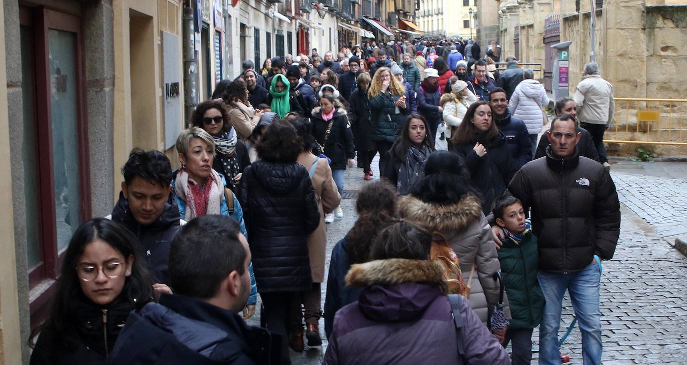 Segovia, repleta de turistas durante el puente