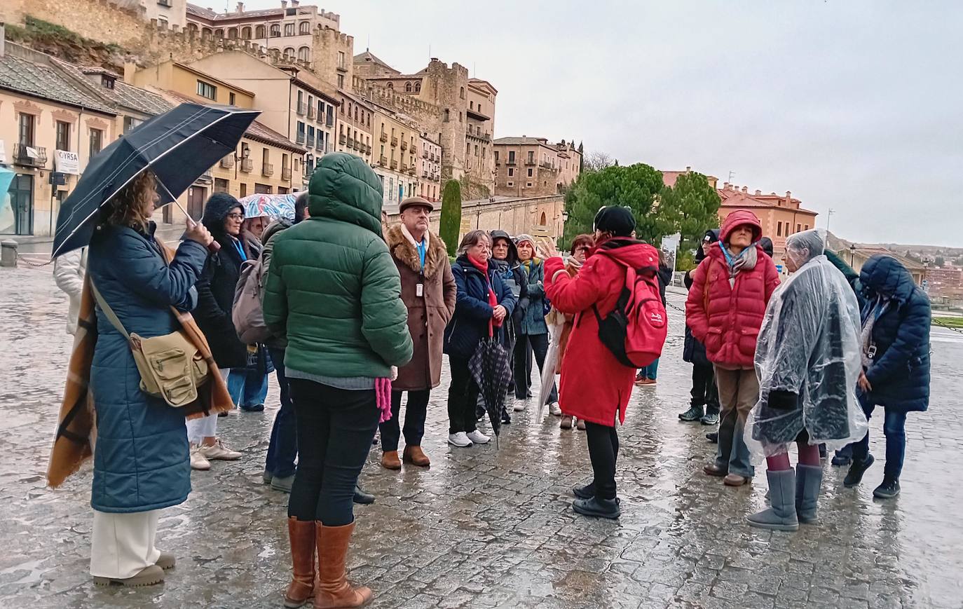 Segovia, repleta de turistas durante el puente