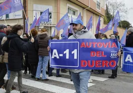 Miembro de A11 Pasos mostrado una pancarta reivindicativa.