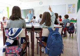 Un grupo de alumnos sigue en una clase en un colegio.